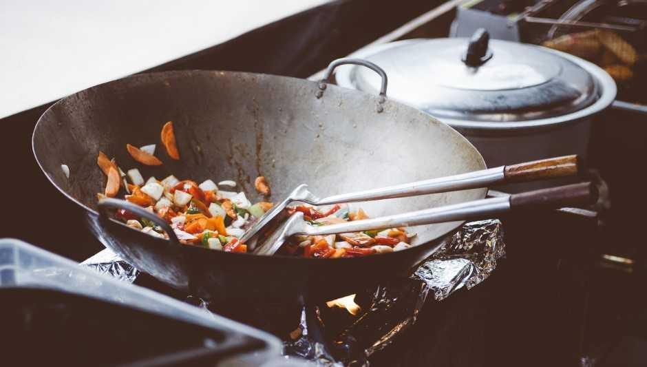 7 Manieren om je Aangebrande Pan Schoon mee te Krijgen