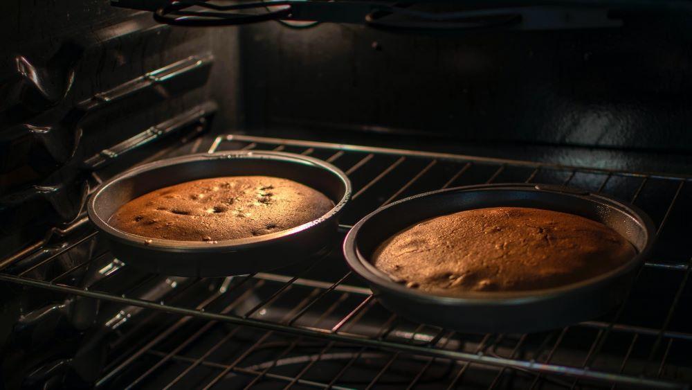 Twee ronde cakes in een oven