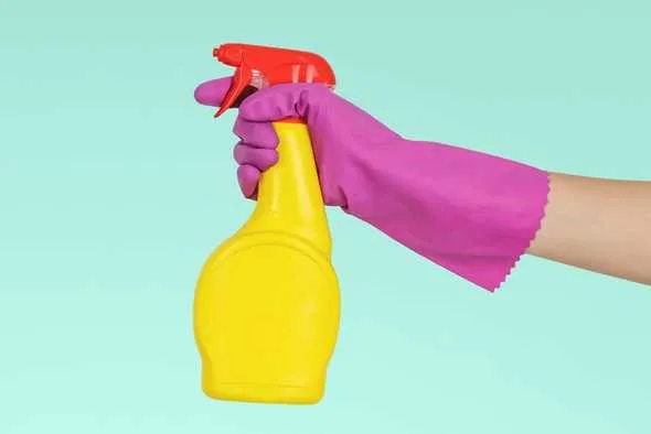 Hand met spuitfles