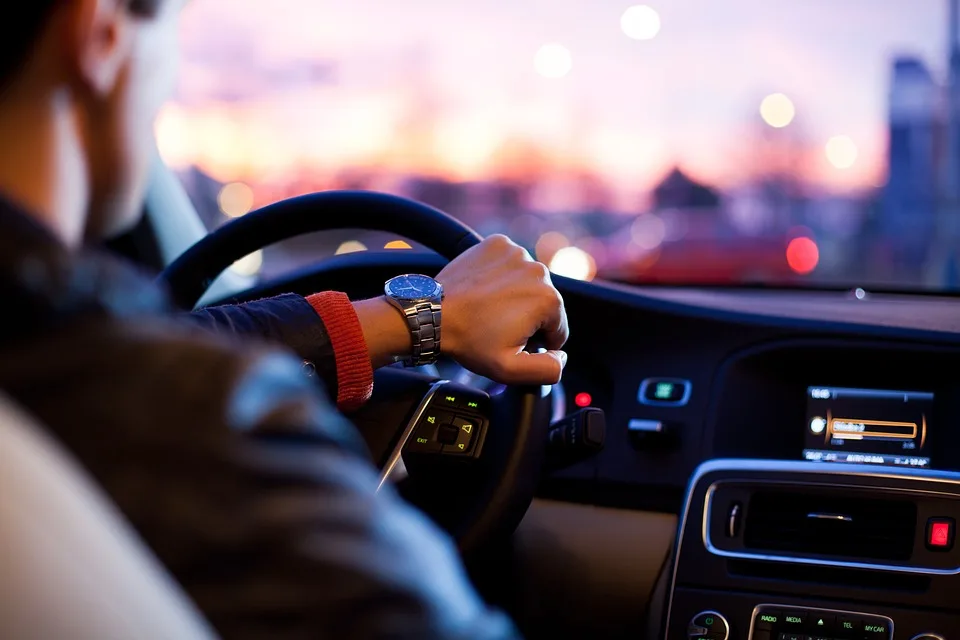Rijdende auto met autoradio aan