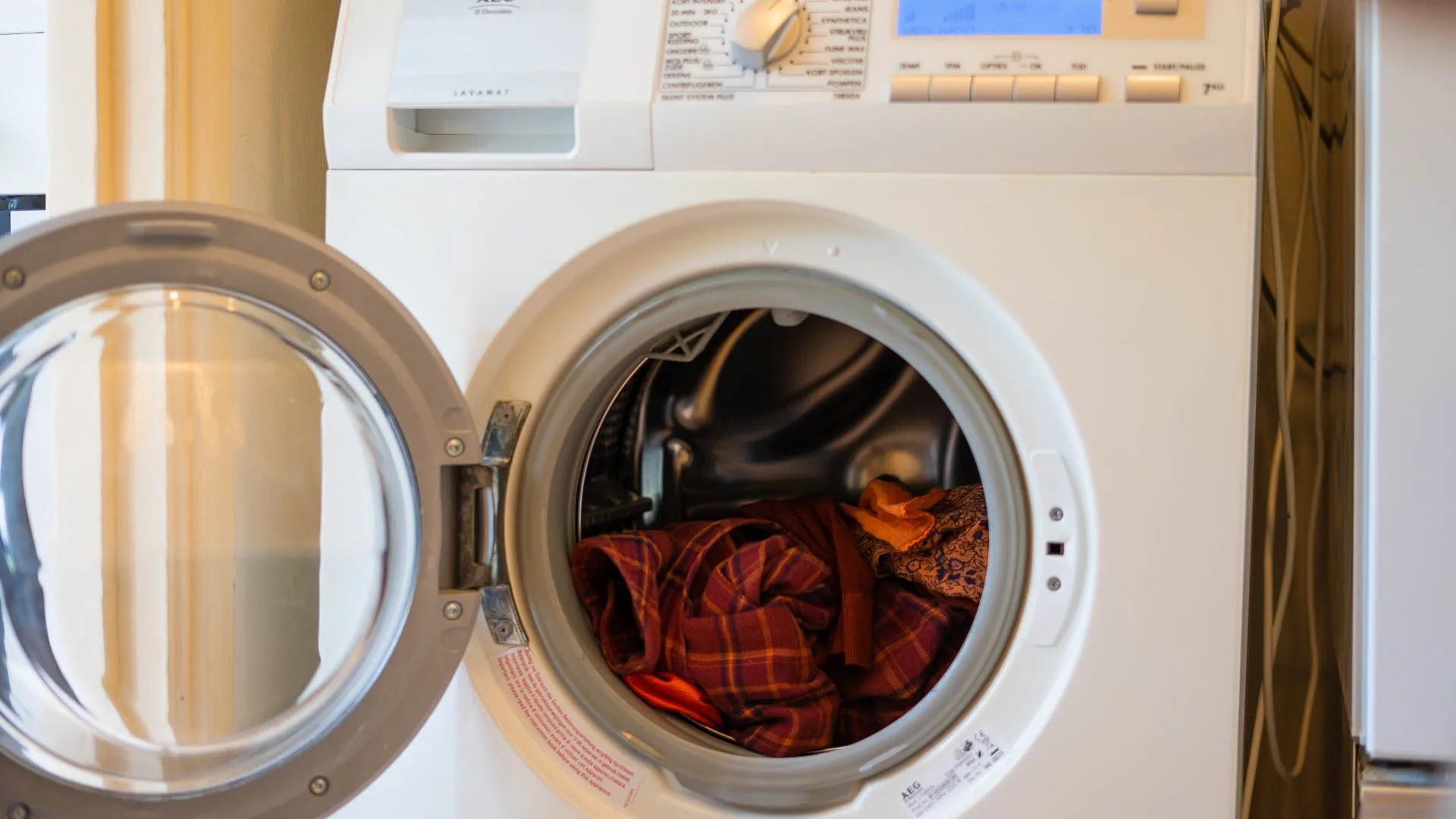 Wasmachine met gekleurde was erin