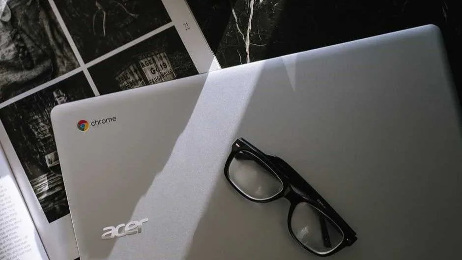 Acer Chromebook met bril op de laptop, bovenaanzicht