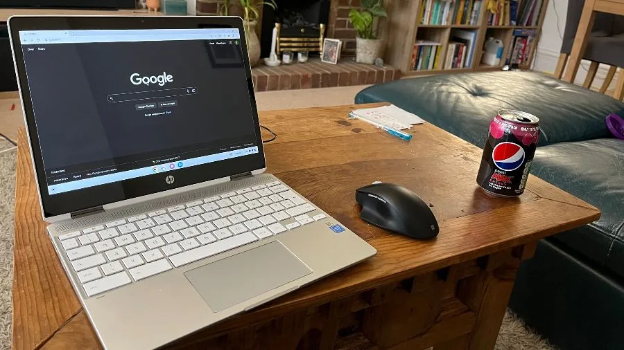 Chromebook op tafel, vooraanzicht