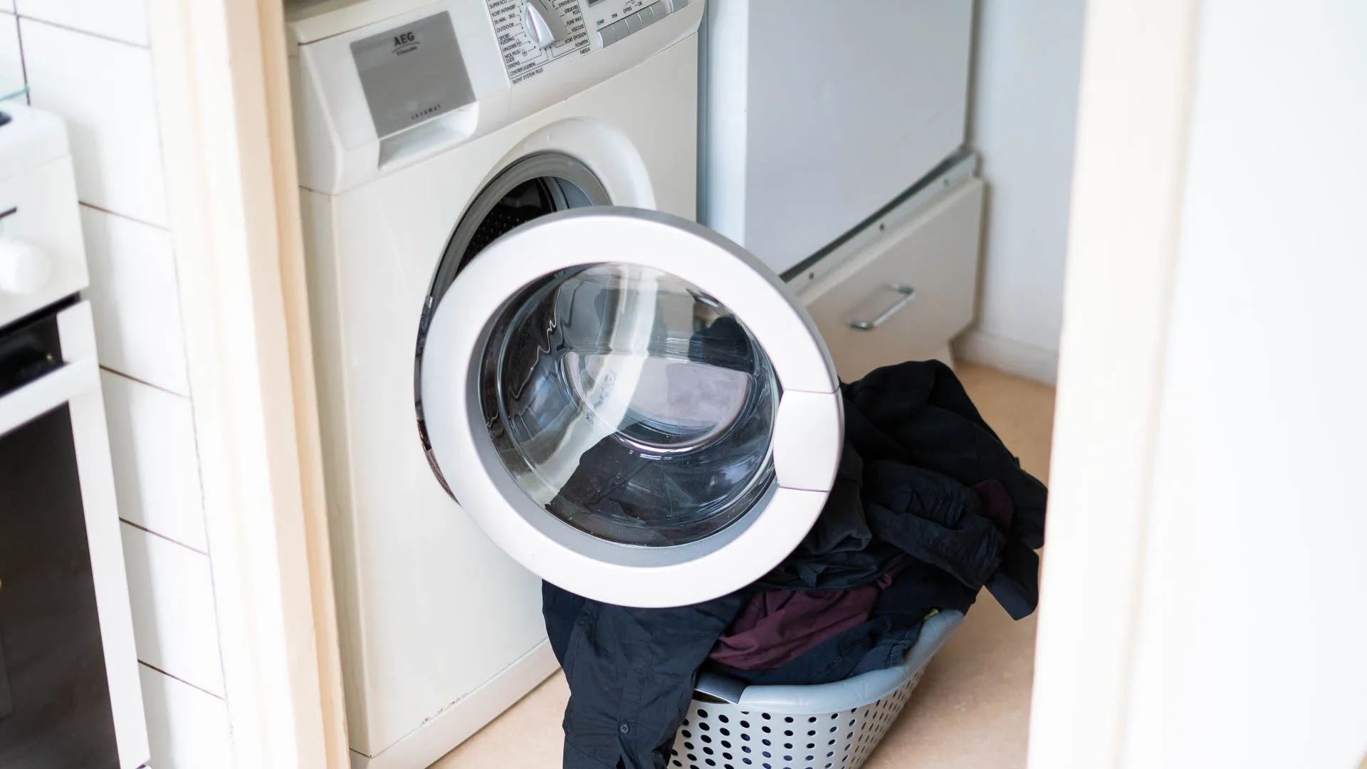 Donkere was in wasmand voor de wasmachine