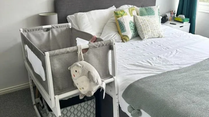 Grijze co-sleeper