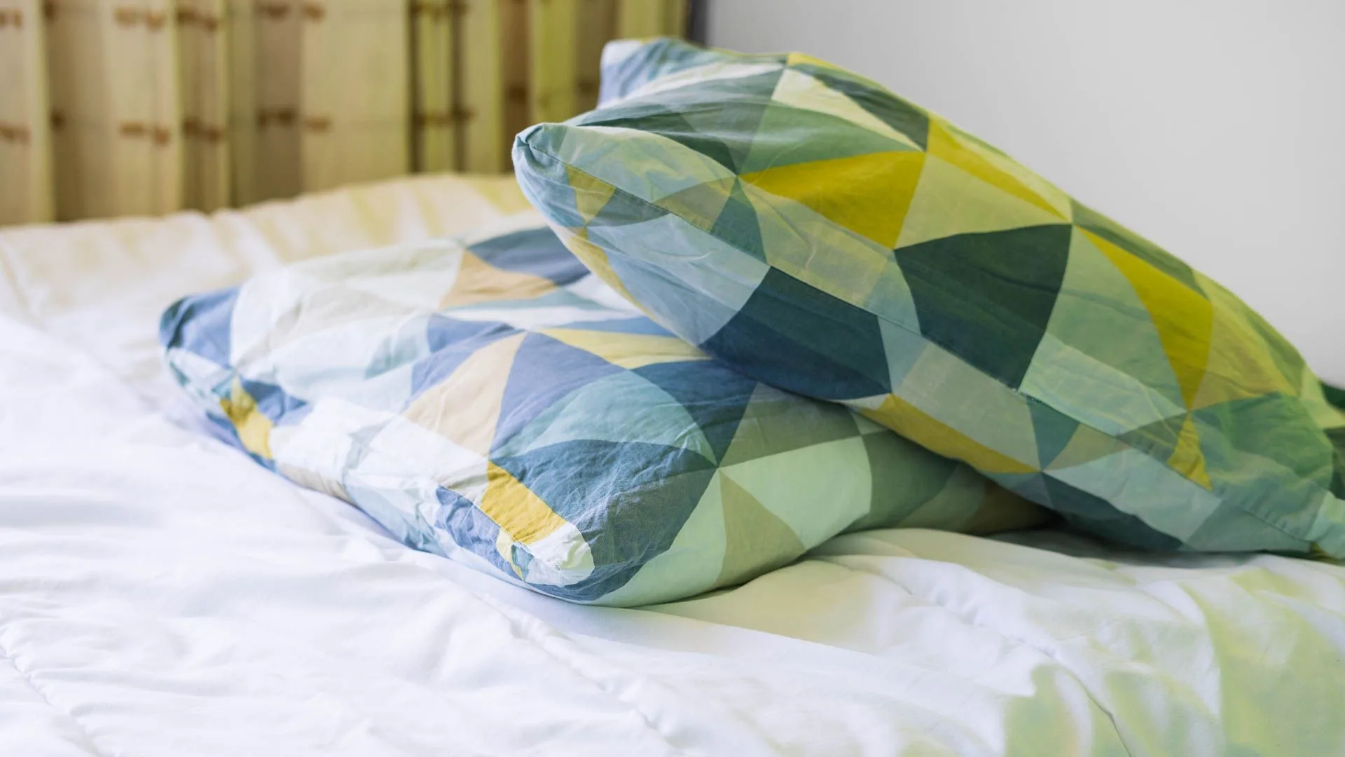 Hoofdkussen op bed, vooraanzicht