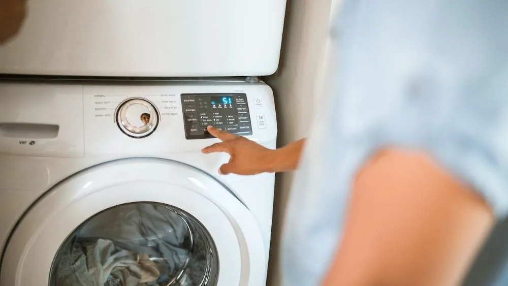 Iemand stelt witte wasmachine in