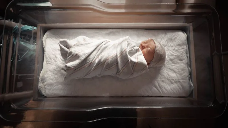 Ingebakerde baby in ziekhuisbedje, bovenaanzicht
