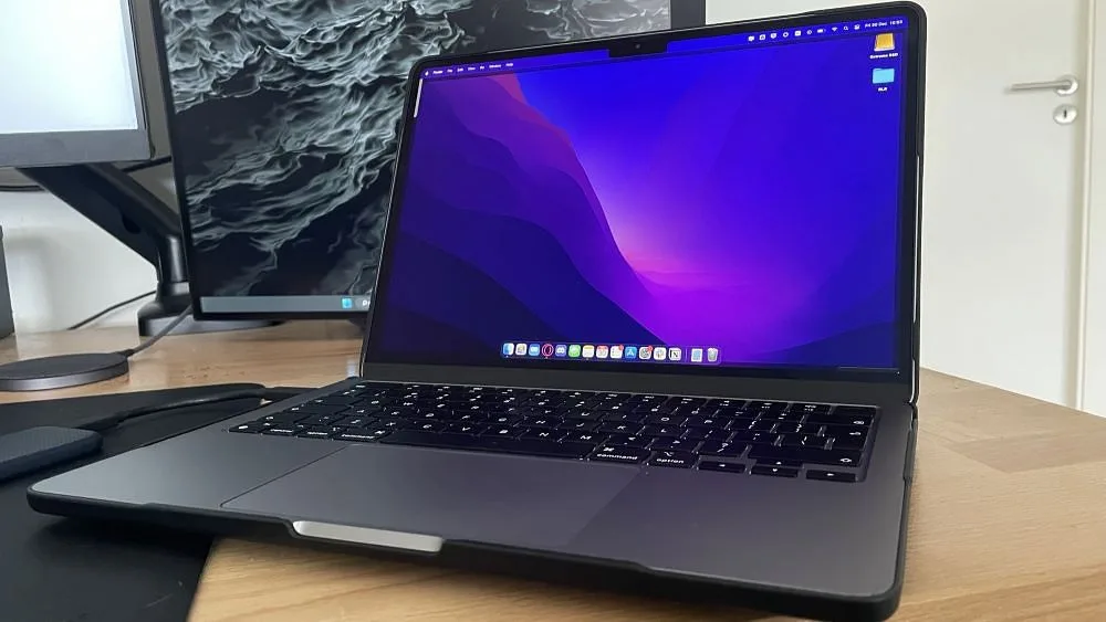 Macbook op bureau