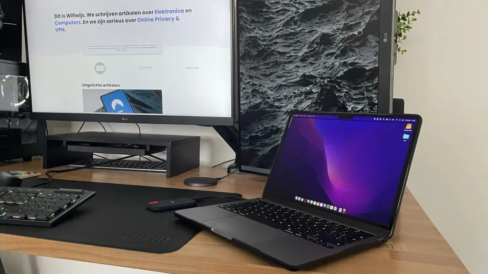 Laptop en monitor, vooraanzicht