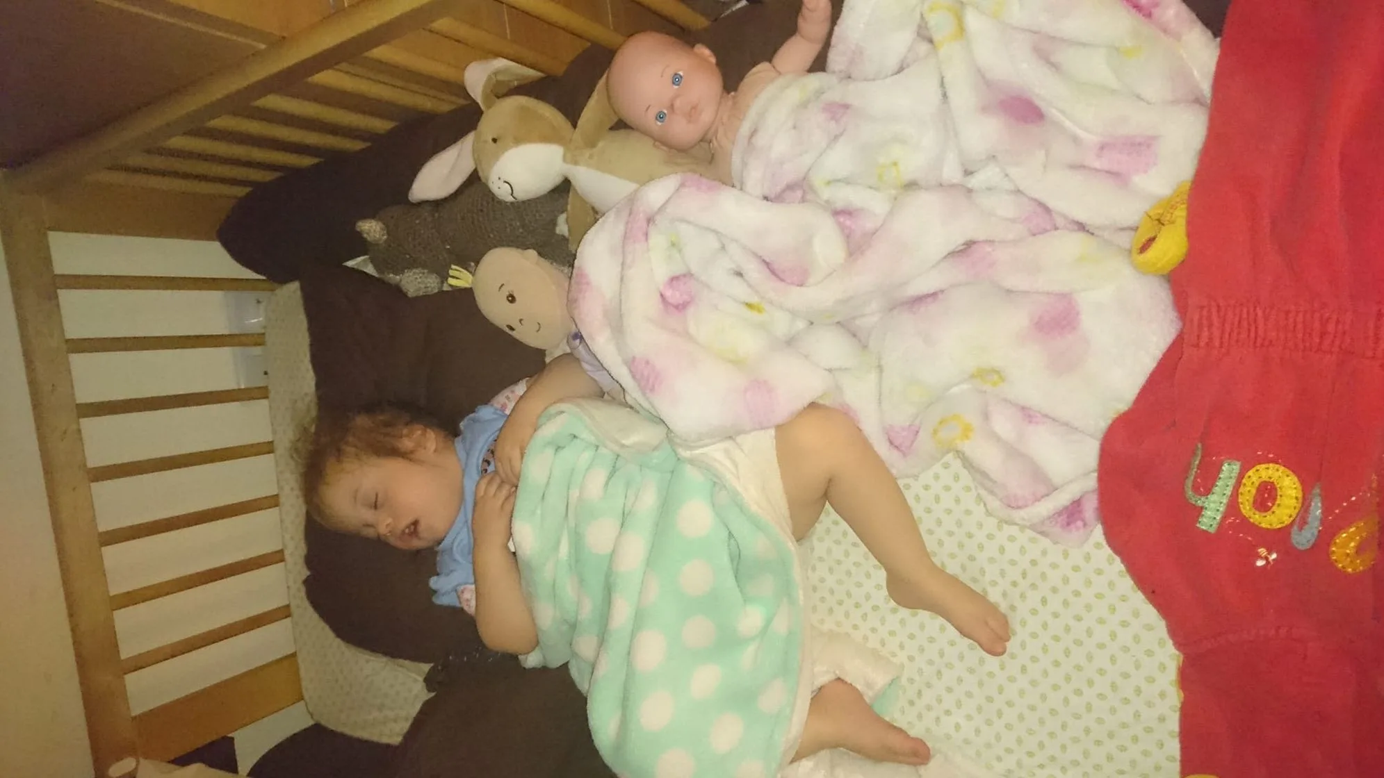 Ouder kindje slaapt in co-sleeper