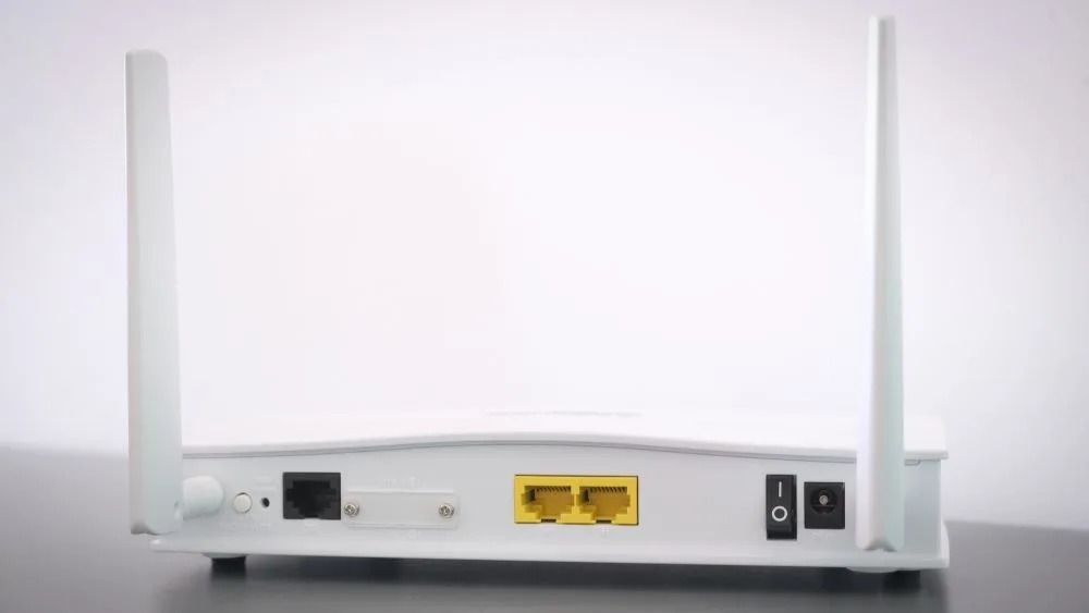 Witte router van achteren met poorten en antennes zichtbaar