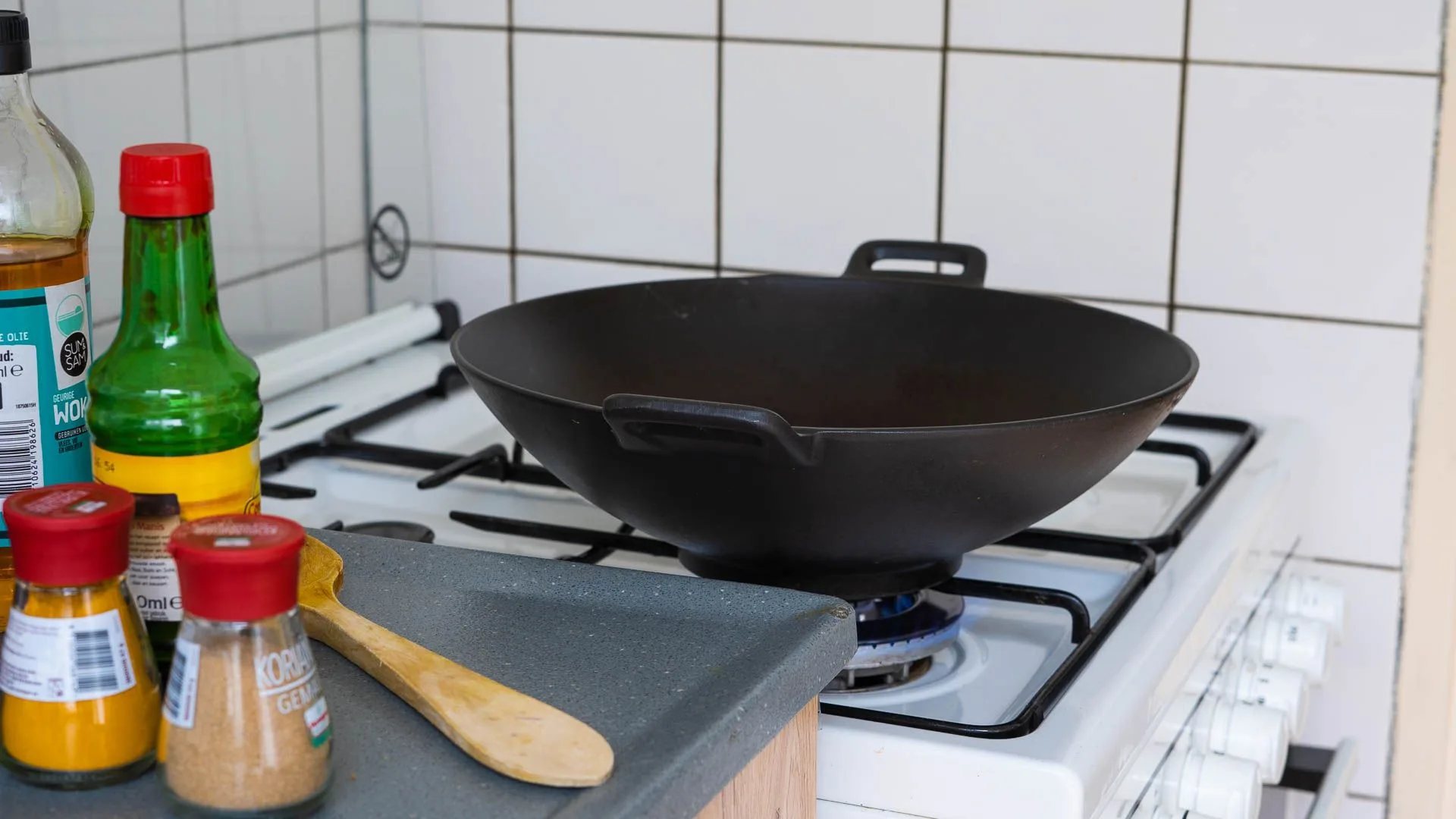 Wok op gasfornuis, zij-aanzicht