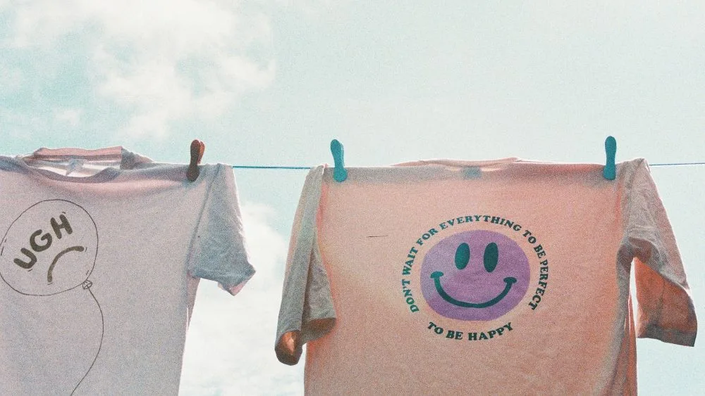twee T-shirt aan de waslijn