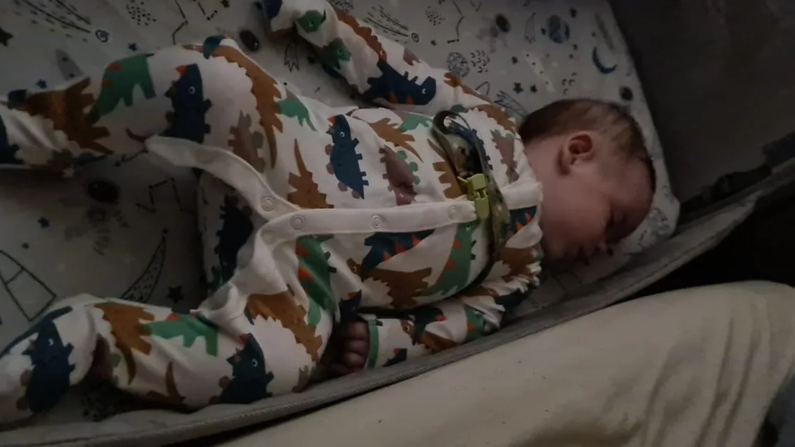 Baby in co-sleeper, bovenaanzicht