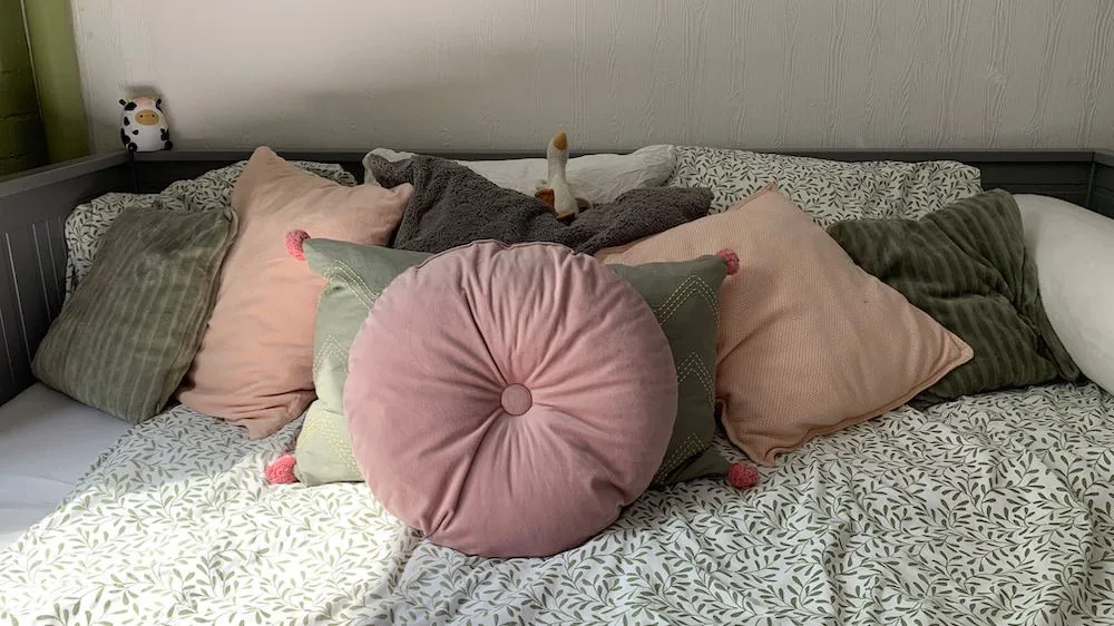 Bed met diverse kussens