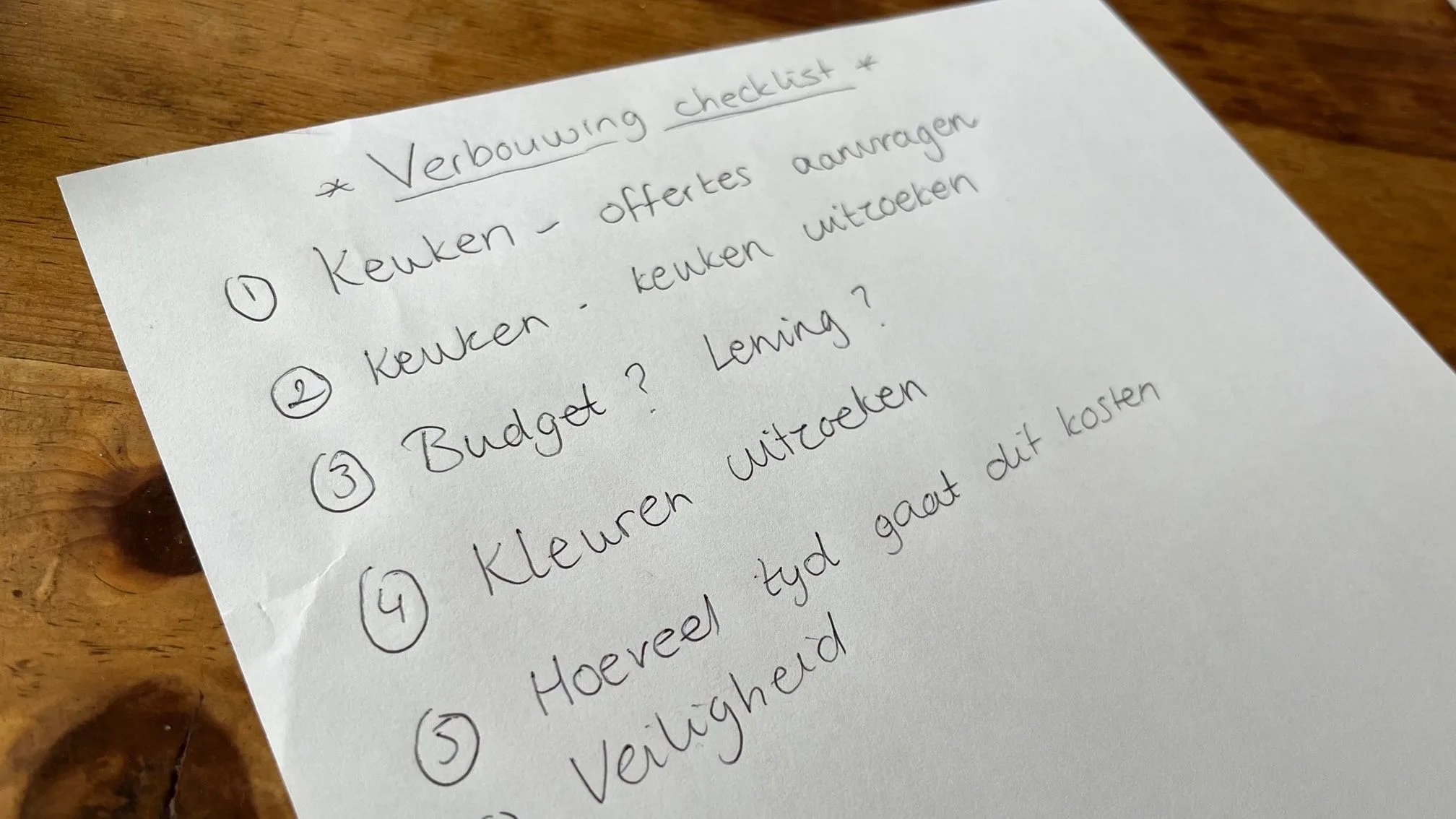 Foto van geschreven checklist voor een verbouwing
