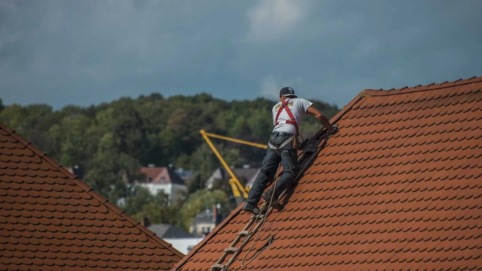 Dakwerker repareert dak