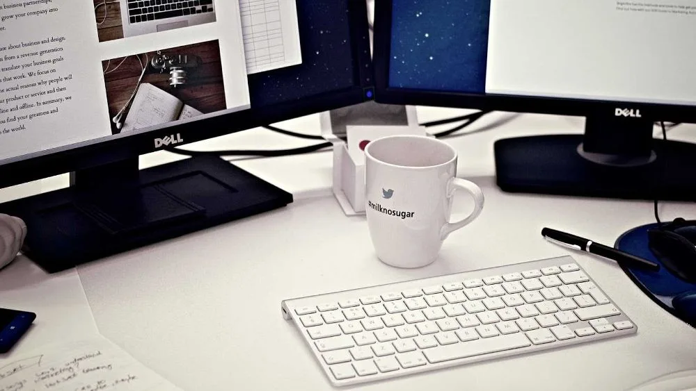 toetsenbord, kop koffie en monitor