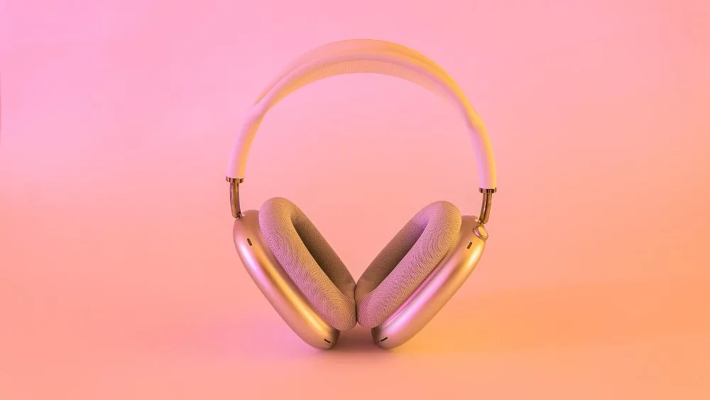 Draadloze koptelefoon op roze achtergrond