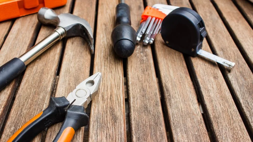 gereedschap op houten ondergrond