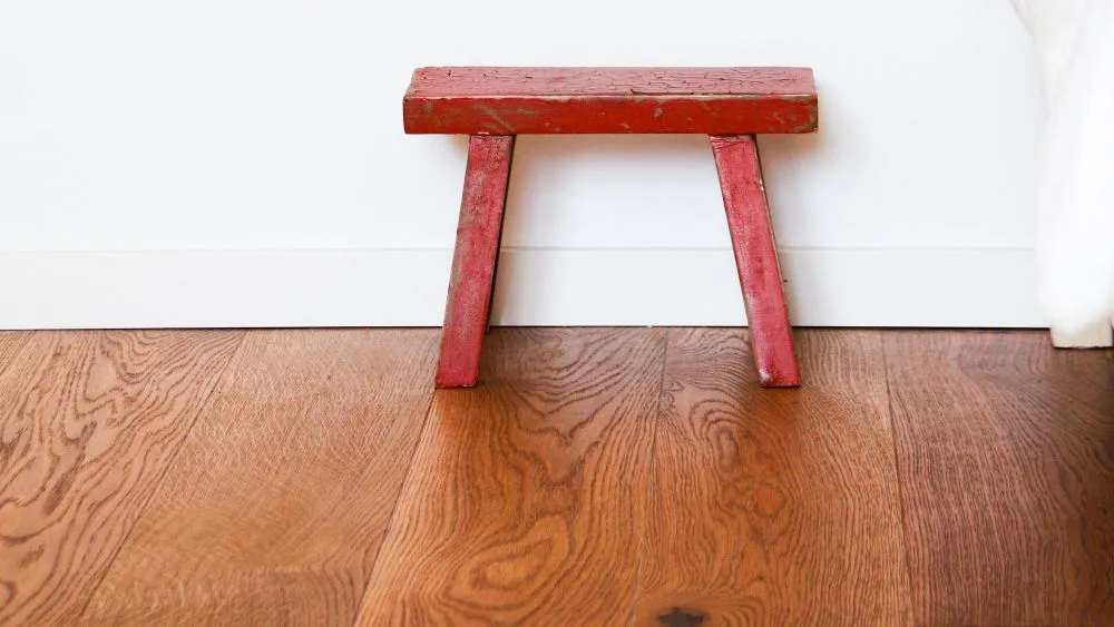 houten vloer met krukje, zij-aanzicht