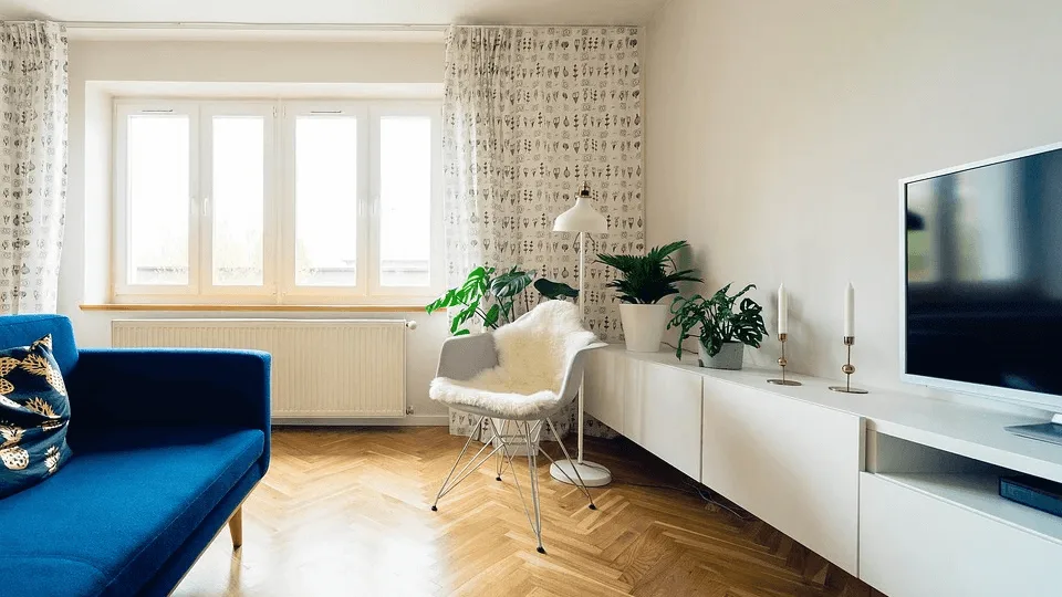 huiskamer met blauwe bank