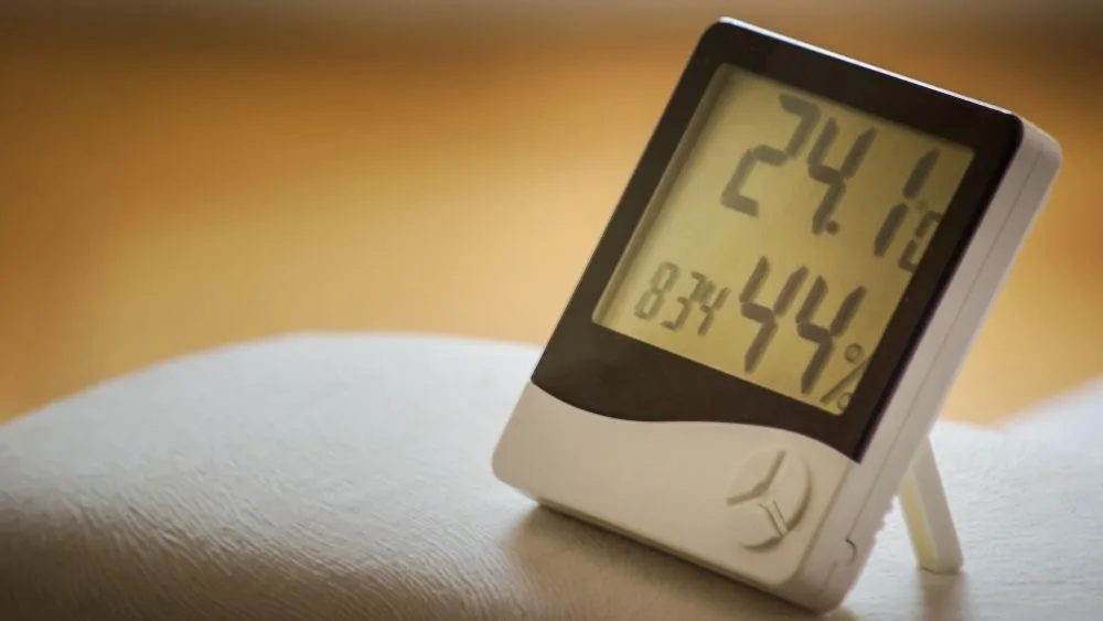 Hygrometer op een houten tafeltje