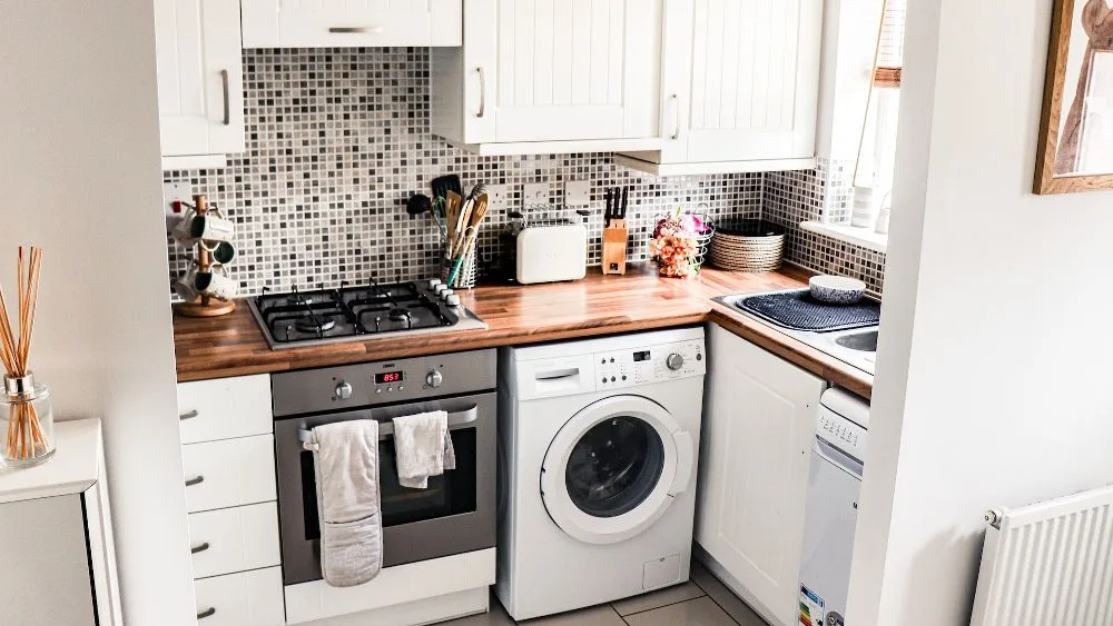 kleine witte keuken met houten blad
