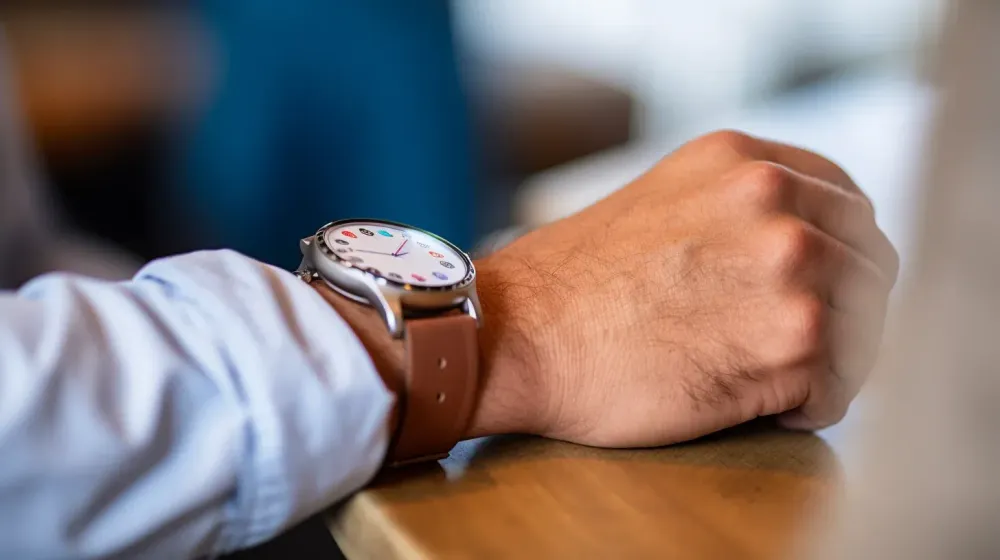 Persoon gebruikt smartwatch met GPS