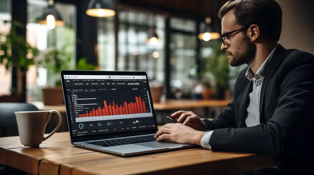 Man kijkt naar laptop