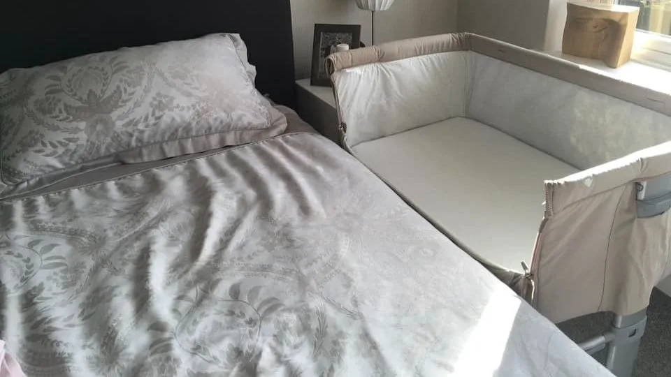 Lege co-sleeper naast bed