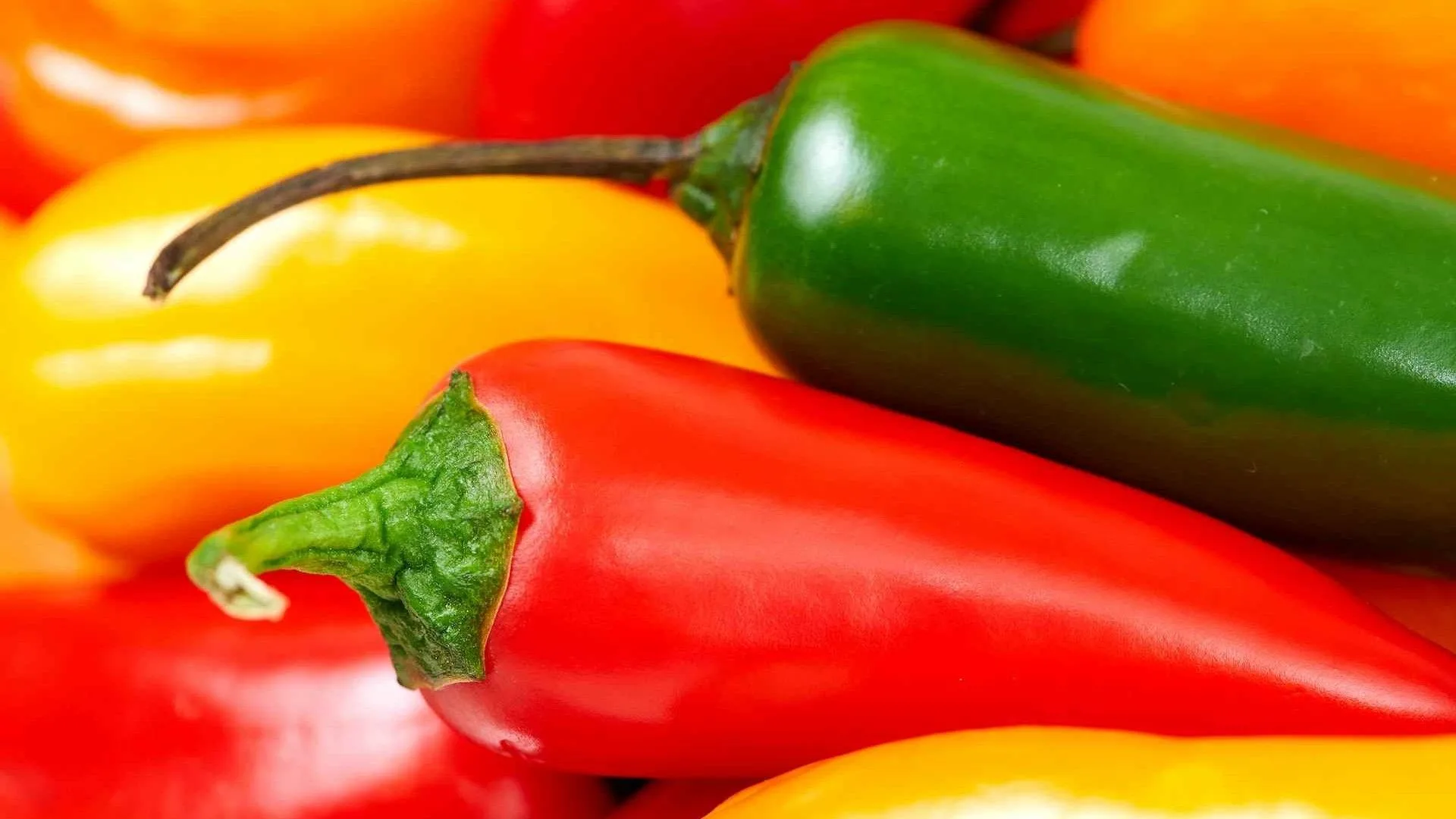 Spaanse pepers van verschillende kleuren op een stapel