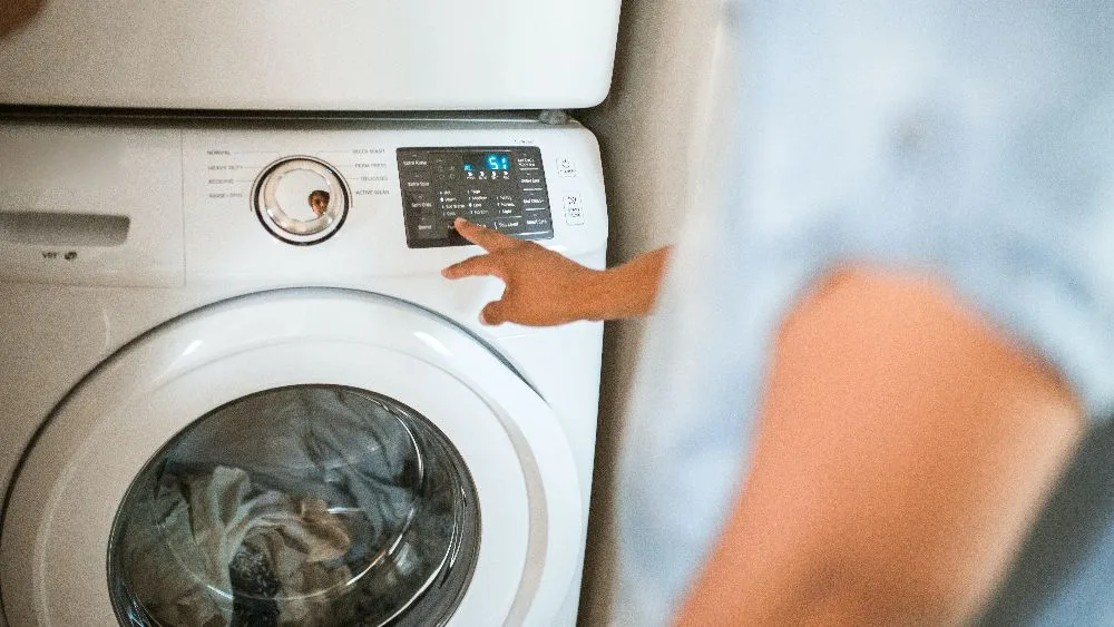 iemand die wasmachine bediend