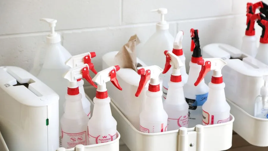 schoonmaakmiddelen in trays