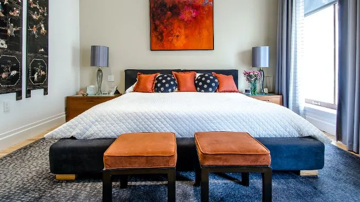 Netjes opgemaakt bed, vooraanzicht