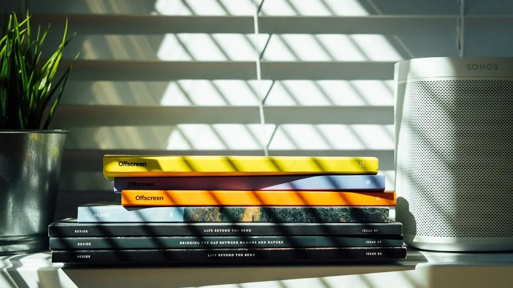 Sonos naast stapeltje boeken