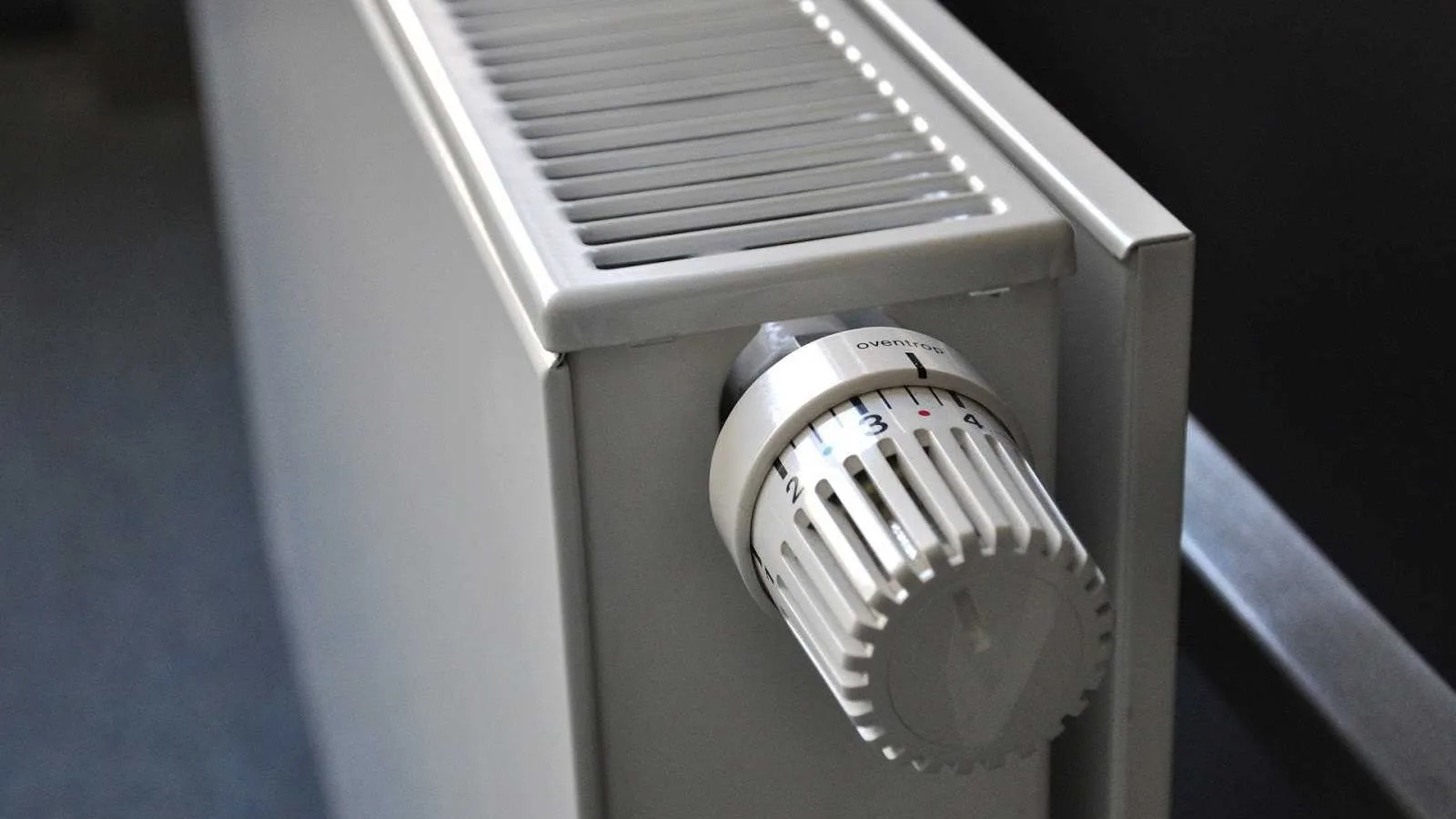 Draaiknop van een radiator vanaf de zijkant