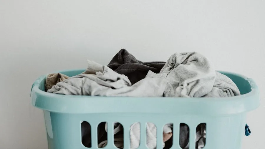 Wasmand met wasgoed, vooraanzicht