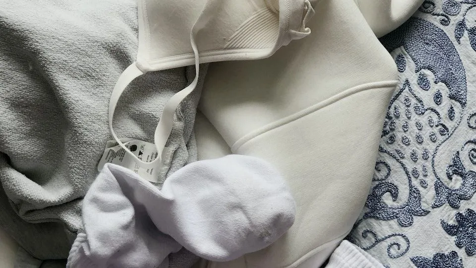 Zo haal je gele vlekken uit witte kleding